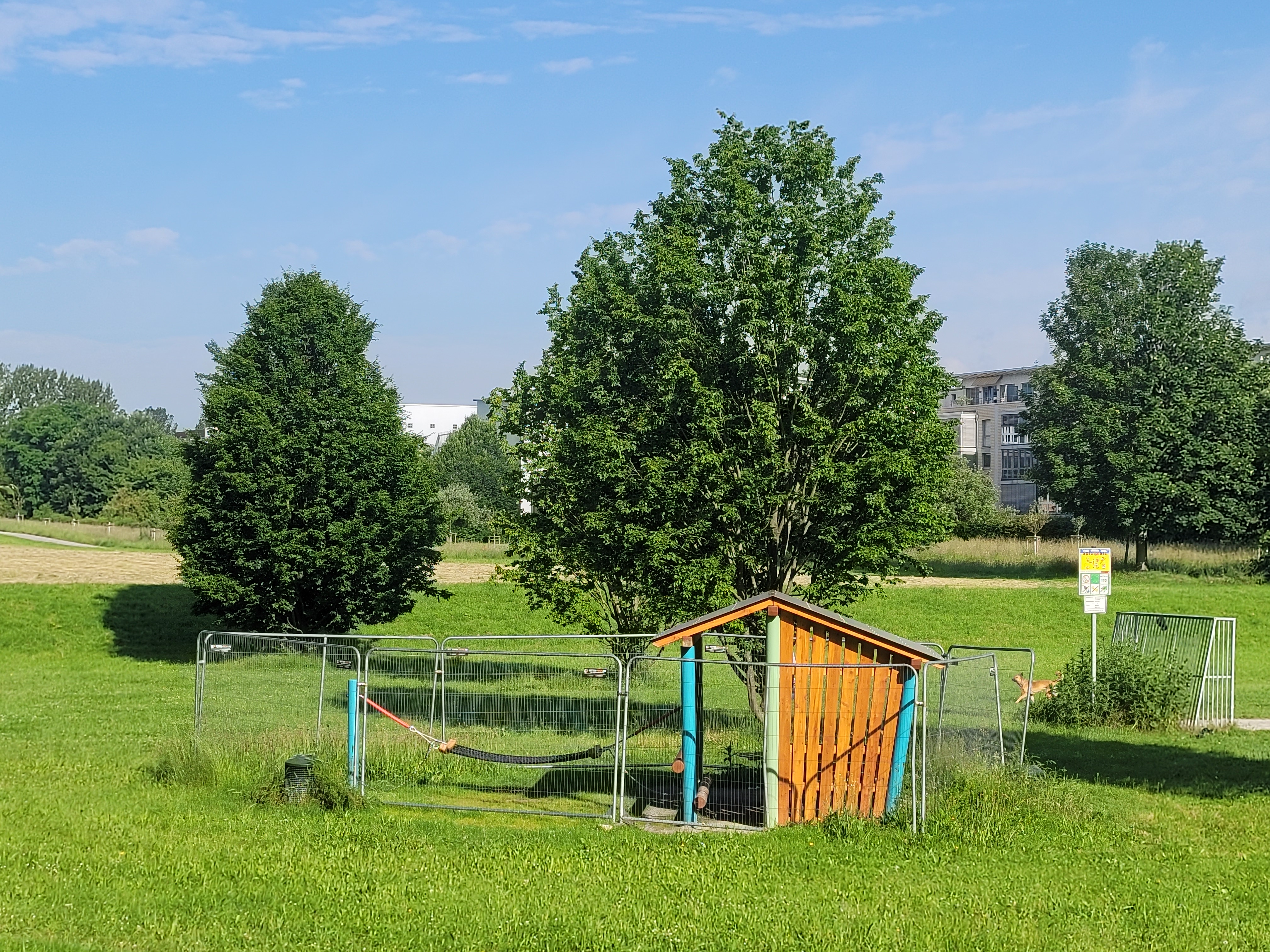 Bolzplatz mit Unterstand und Toren